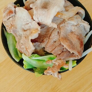 キャベツ　もやし　豚肉炒め丼